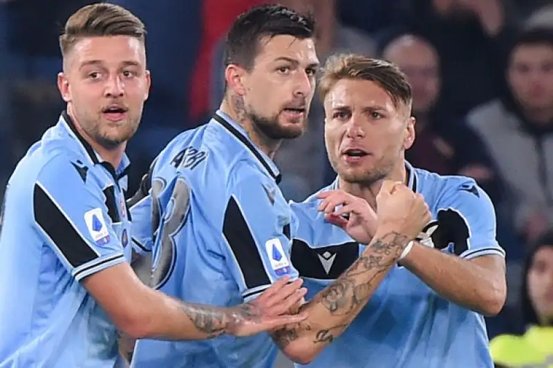 La Roma ferma la Lazio: l'Inter sorride.
Il derby finisce 1-1: la squadra di Inzaghi rallenta dopo undici vittorie consecutive e manca il sorpasso ai nerazzurri al secondo posto.