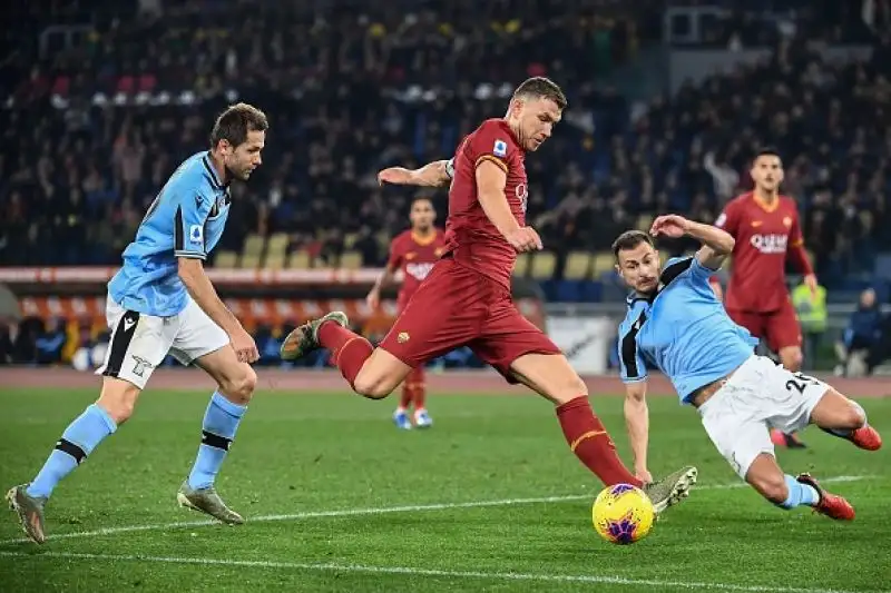 La Roma ferma la Lazio: l'Inter sorride.
Il derby finisce 1-1: la squadra di Inzaghi rallenta dopo undici vittorie consecutive e manca il sorpasso ai nerazzurri al secondo posto.