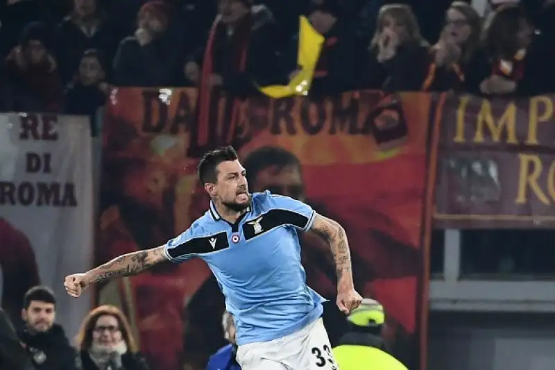 La Roma ferma la Lazio: l'Inter sorride.
Il derby finisce 1-1: la squadra di Inzaghi rallenta dopo undici vittorie consecutive e manca il sorpasso ai nerazzurri al secondo posto.