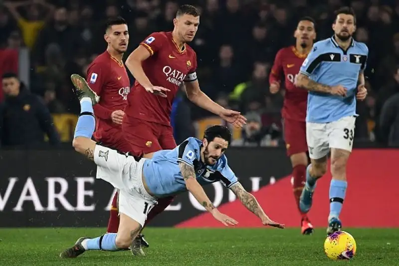 La Roma ferma la Lazio: l'Inter sorride.
Il derby finisce 1-1: la squadra di Inzaghi rallenta dopo undici vittorie consecutive e manca il sorpasso ai nerazzurri al secondo posto.