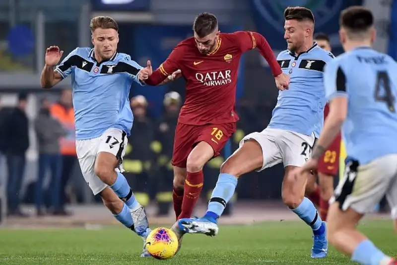 La Roma ferma la Lazio: l'Inter sorride.
Il derby finisce 1-1: la squadra di Inzaghi rallenta dopo undici vittorie consecutive e manca il sorpasso ai nerazzurri al secondo posto.