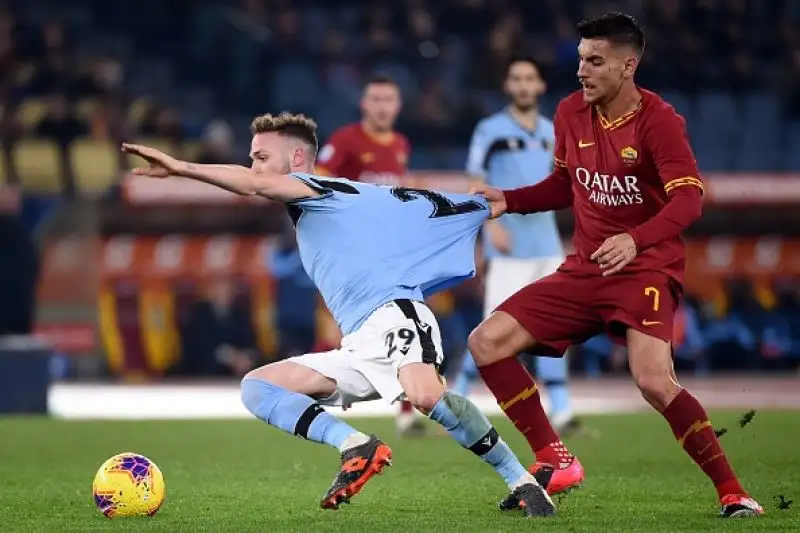 La Roma ferma la Lazio: l'Inter sorride.
Il derby finisce 1-1: la squadra di Inzaghi rallenta dopo undici vittorie consecutive e manca il sorpasso ai nerazzurri al secondo posto.