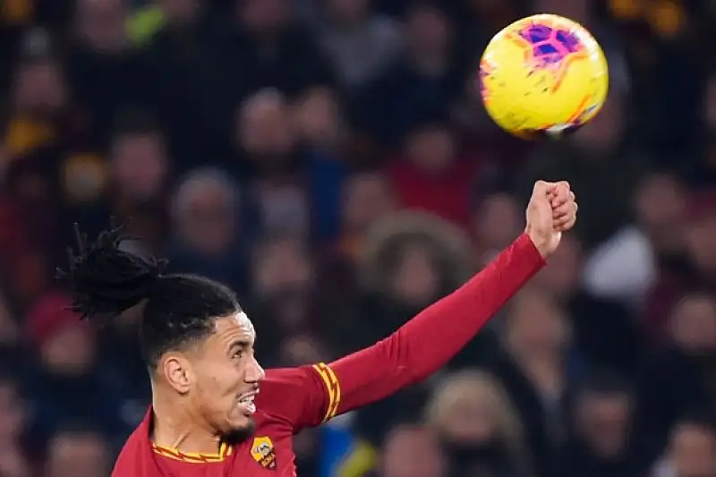 La Roma ferma la Lazio: l'Inter sorride.
Il derby finisce 1-1: la squadra di Inzaghi rallenta dopo undici vittorie consecutive e manca il sorpasso ai nerazzurri al secondo posto.