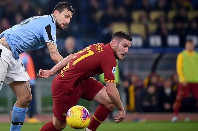 La Roma ferma la Lazio: l'Inter sorride.
Il derby finisce 1-1: la squadra di Inzaghi rallenta dopo undici vittorie consecutive e manca il sorpasso ai nerazzurri al secondo posto.