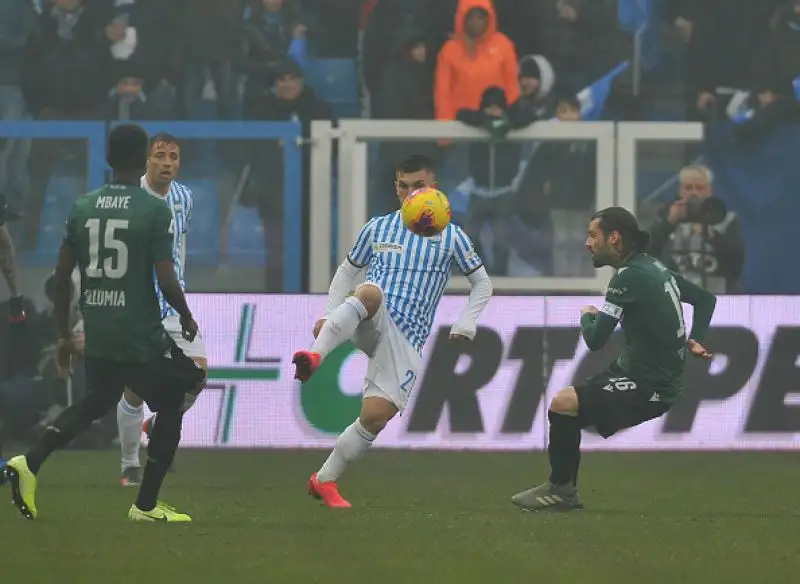 Il Bologna vince il derby, Barrow decisivo.
L'attaccante proveniente dall'Atalanta completa la rimonta dei felsinei, che superano la Spal per 3-1
