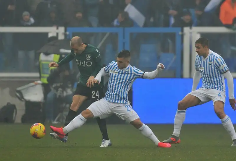 Il Bologna vince il derby, Barrow decisivo.
L'attaccante proveniente dall'Atalanta completa la rimonta dei felsinei, che superano la Spal per 3-1
