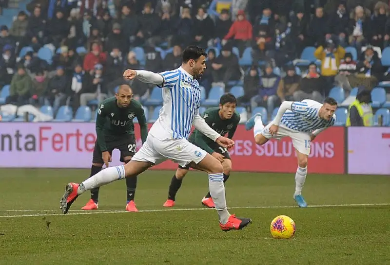 Il Bologna vince il derby, Barrow decisivo.
L'attaccante proveniente dall'Atalanta completa la rimonta dei felsinei, che superano la Spal per 3-1