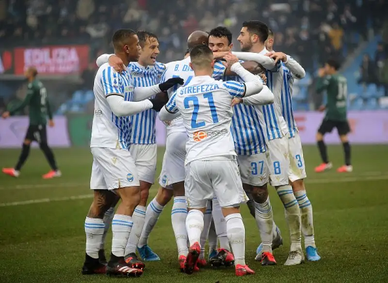 Il Bologna vince il derby, Barrow decisivo.
L'attaccante proveniente dall'Atalanta completa la rimonta dei felsinei, che superano la Spal per 3-1