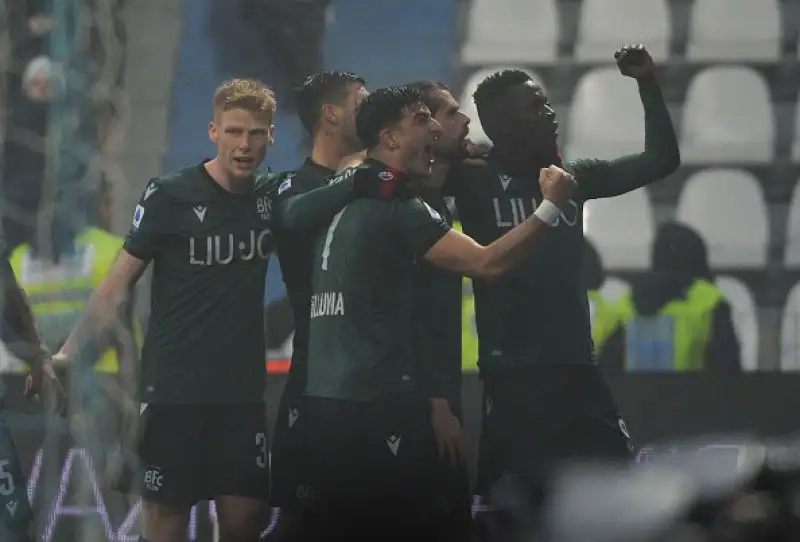 Il Bologna vince il derby, Barrow decisivo.
L'attaccante proveniente dall'Atalanta completa la rimonta dei felsinei, che superano la Spal per 3-1