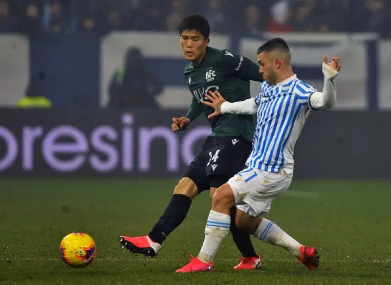 Il Bologna vince il derby, Barrow decisivo.
L'attaccante proveniente dall'Atalanta completa la rimonta dei felsinei, che superano la Spal per 3-1