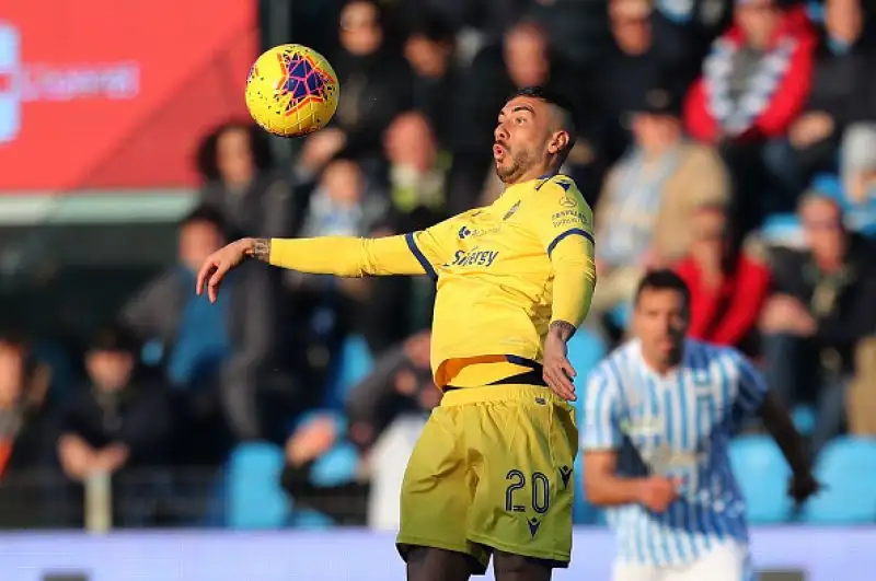 L'Hellas Verona di Juric, corsaro meritatamente a Ferrara, vola in classifica e fa sprofondare in incubi, inattesi ad inizio stagione, gli emiliani di Semplici