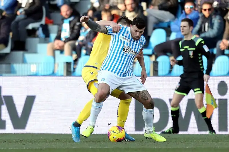 L'Hellas Verona di Juric, corsaro meritatamente a Ferrara, vola in classifica e fa sprofondare in incubi, inattesi ad inizio stagione, gli emiliani di Semplici