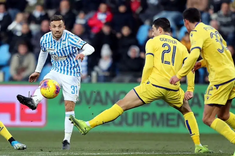 L'Hellas Verona di Juric, corsaro meritatamente a Ferrara, vola in classifica e fa sprofondare in incubi, inattesi ad inizio stagione, gli emiliani di Semplici