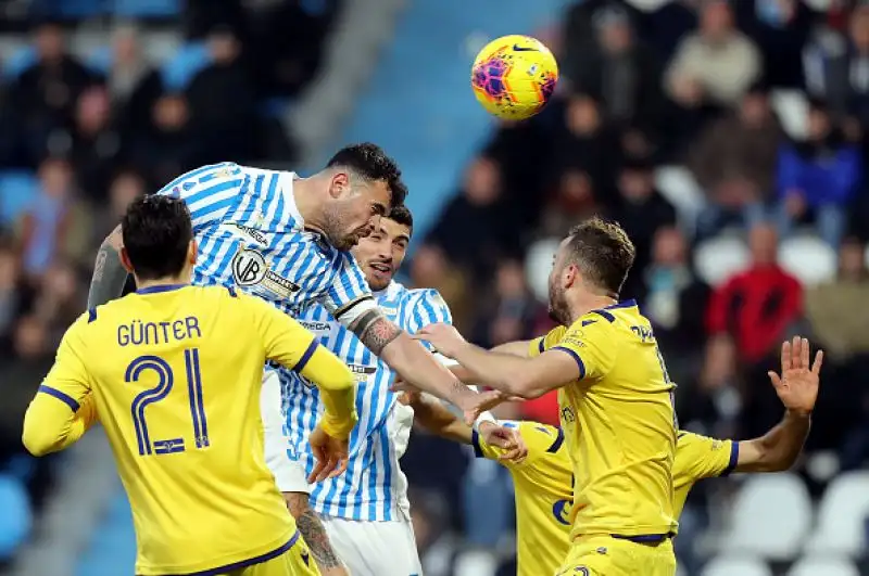 L'Hellas Verona di Juric, corsaro meritatamente a Ferrara, vola in classifica e fa sprofondare in incubi, inattesi ad inizio stagione, gli emiliani di Semplici