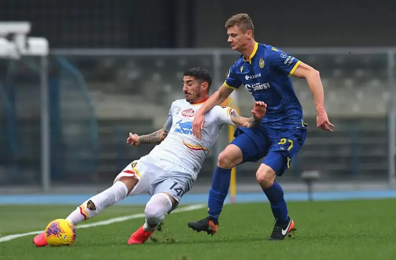 Tris dell'Hellas Verona sul Lecce che dopo il pareggio con l'Inter incassa le reti di Dawidowicz, Pessina e Pazzini
