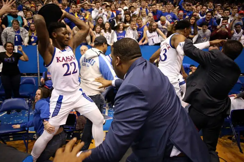 Le foto dell'incredibile zuffa scoppiata al termine della sfida di college tra Kansas e Kansas State