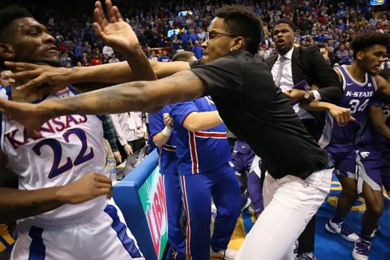 Le foto dell'incredibile zuffa scoppiata al termine della sfida di college tra Kansas e Kansas State