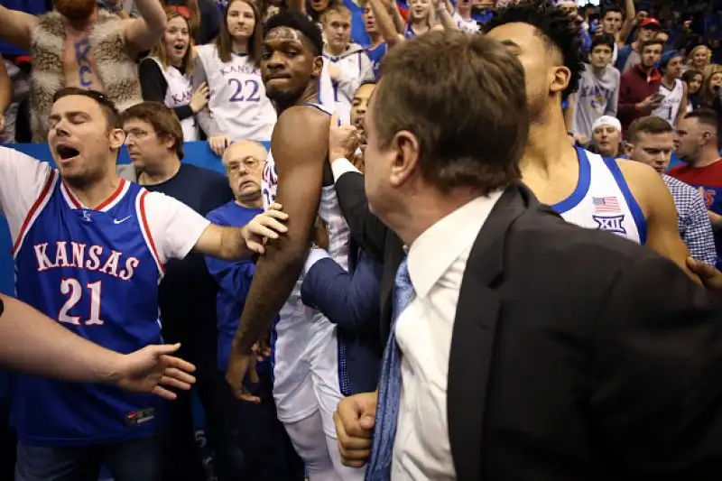 Le foto dell'incredibile zuffa scoppiata al termine della sfida di college tra Kansas e Kansas State