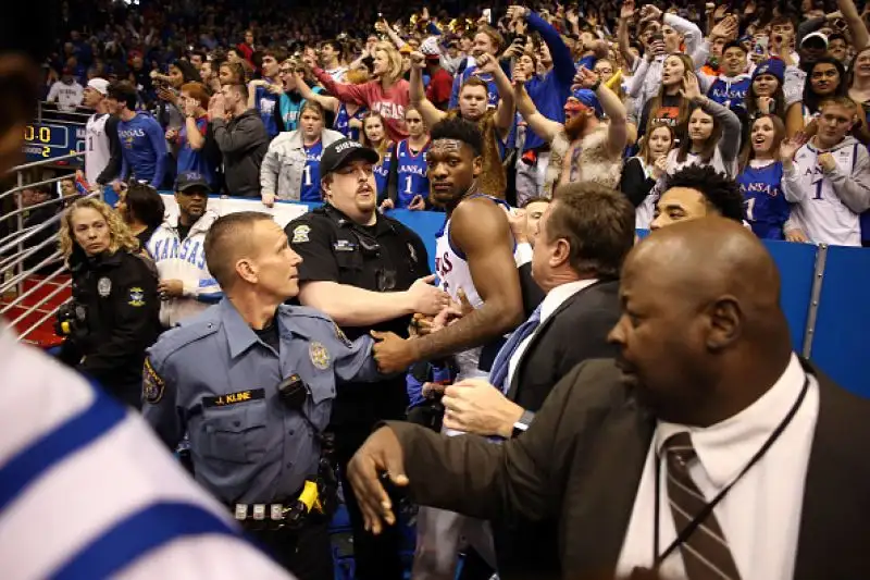 Le foto dell'incredibile zuffa scoppiata al termine della sfida di college tra Kansas e Kansas State