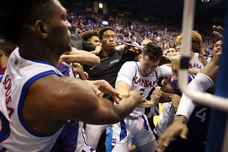 Le foto dell'incredibile zuffa scoppiata al termine della sfida di college tra Kansas e Kansas State