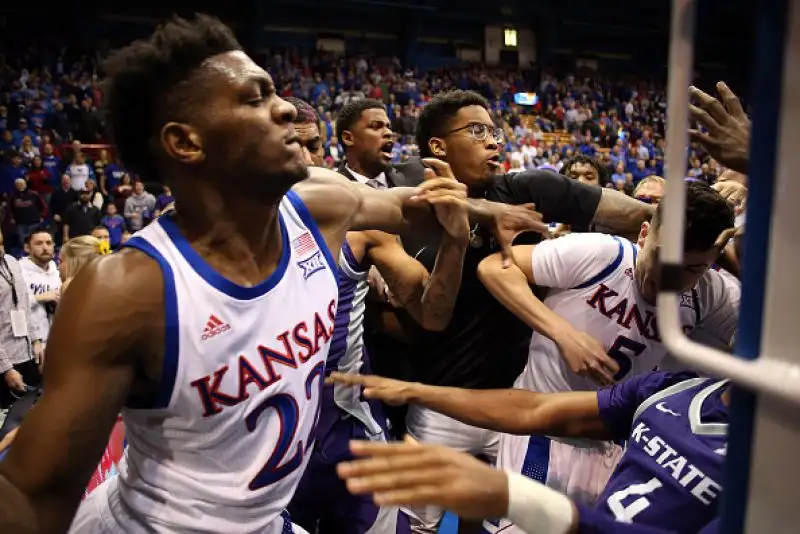 Le foto dell'incredibile zuffa scoppiata al termine della sfida di college tra Kansas e Kansas State
