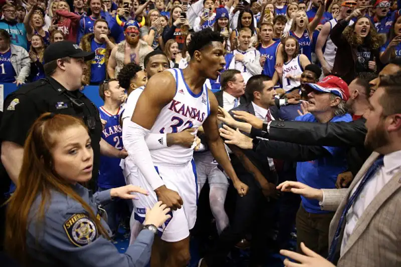 Le foto dell'incredibile zuffa scoppiata al termine della sfida di college tra Kansas e Kansas State