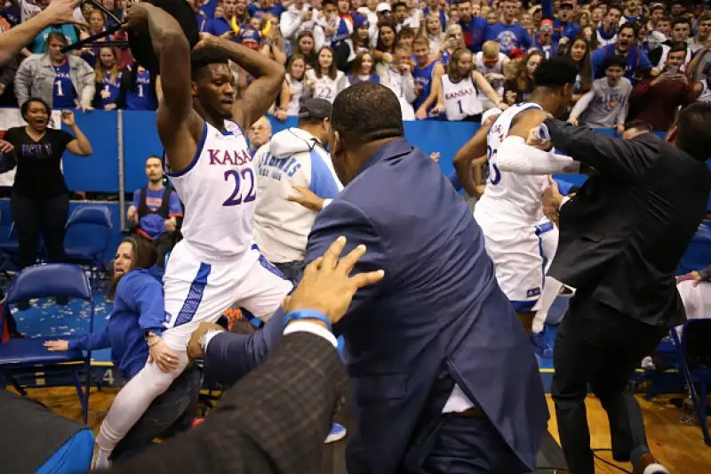 Le foto dell'incredibile zuffa scoppiata al termine della sfida di college tra Kansas e Kansas State