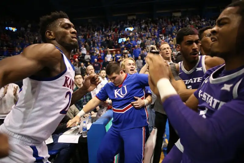 Le foto dell'incredibile zuffa scoppiata al termine della sfida di college tra Kansas e Kansas State