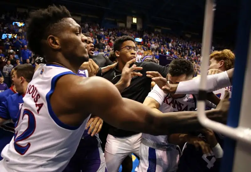 Le foto dell'incredibile zuffa scoppiata al termine della sfida di college tra Kansas e Kansas State