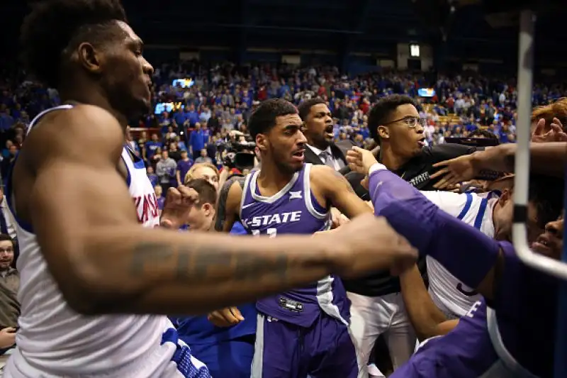 Le foto dell'incredibile zuffa scoppiata al termine della sfida di college tra Kansas e Kansas State