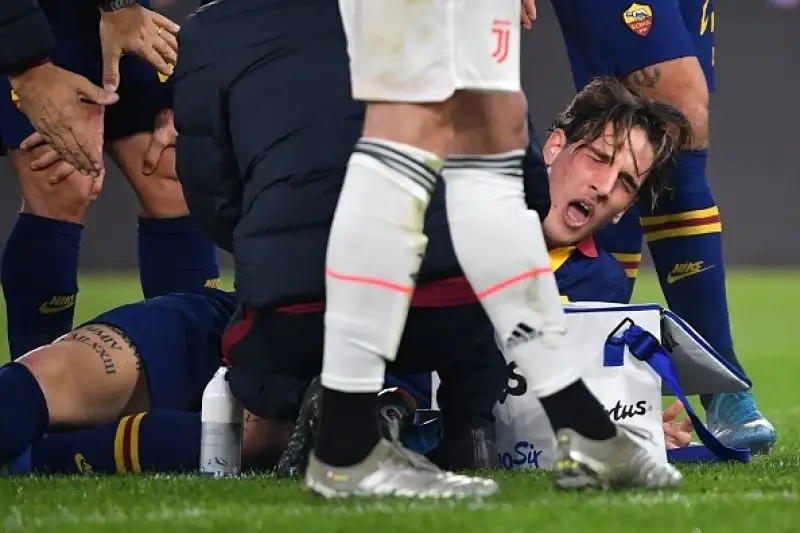 Il centrocampista giallorosso scoppia in lacrime dopo un infortunio durante la gara contro la Juve: fuori in barella
