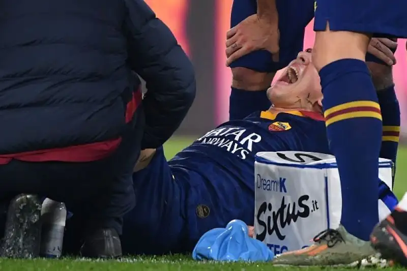 Il centrocampista giallorosso scoppia in lacrime dopo un infortunio durante la gara contro la Juve: fuori in barella