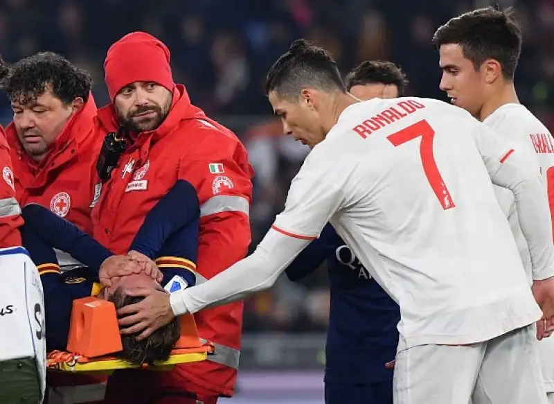 Il centrocampista giallorosso scoppia in lacrime dopo un infortunio durante la gara contro la Juve: fuori in barella
