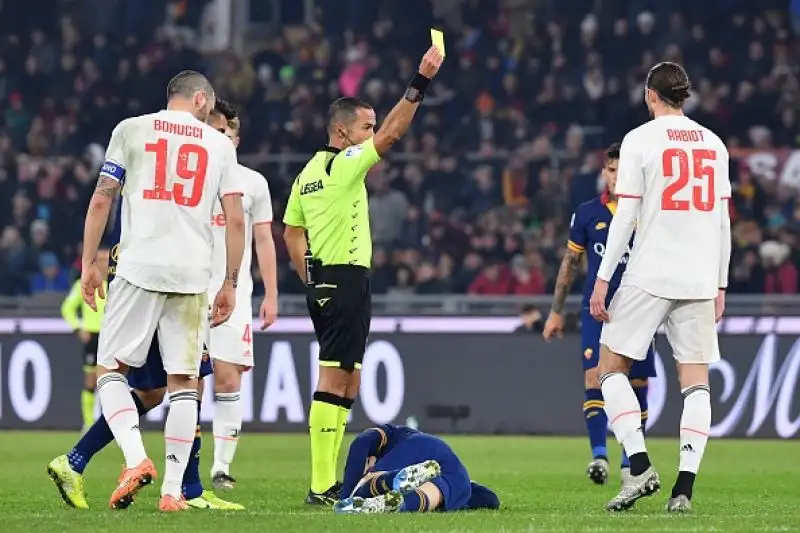 Il centrocampista giallorosso scoppia in lacrime dopo un infortunio durante la gara contro la Juve: fuori in barella