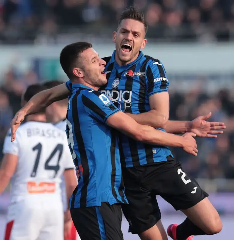 Dopo il vantaggio di Toloi il Genoa pareggia prima con Criscito su rigore e poi sorpassa con Sanabria, la rete di Ilicic fissa il risultato sul pareggio finale.