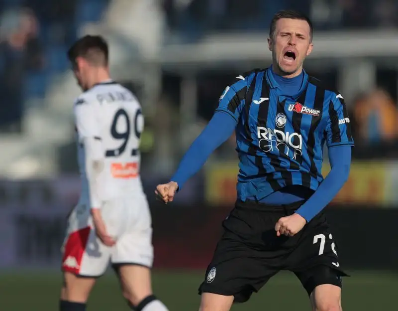 Dopo il vantaggio di Toloi il Genoa pareggia prima con Criscito su rigore e poi sorpassa con Sanabria, la rete di Ilicic fissa il risultato sul pareggio finale.