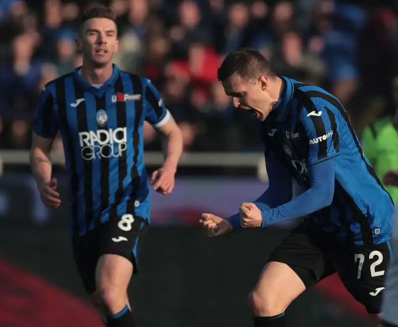 Dopo il vantaggio di Toloi il Genoa pareggia prima con Criscito su rigore e poi sorpassa con Sanabria, la rete di Ilicic fissa il risultato sul pareggio finale.