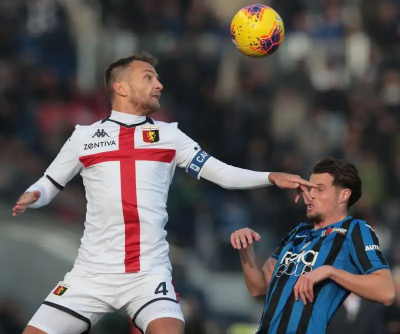 Dopo il vantaggio di Toloi il Genoa pareggia prima con Criscito su rigore e poi sorpassa con Sanabria, la rete di Ilicic fissa il risultato sul pareggio finale.
