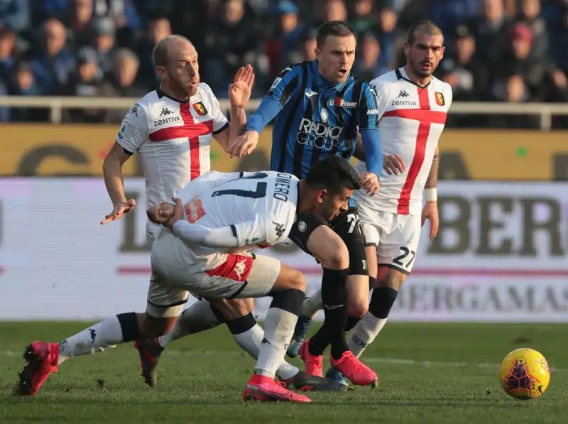 Dopo il vantaggio di Toloi il Genoa pareggia prima con Criscito su rigore e poi sorpassa con Sanabria, la rete di Ilicic fissa il risultato sul pareggio finale.