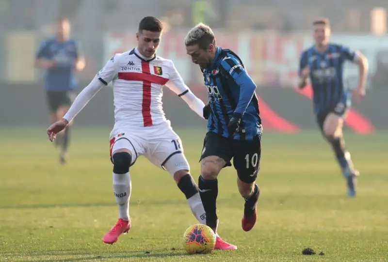 Dopo il vantaggio di Toloi il Genoa pareggia prima con Criscito su rigore e poi sorpassa con Sanabria, la rete di Ilicic fissa il risultato sul pareggio finale.