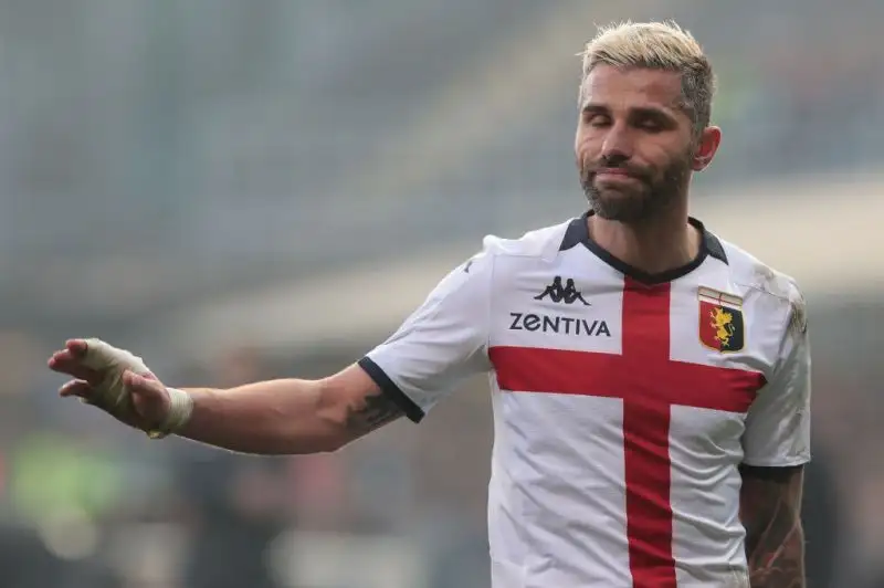 Dopo il vantaggio di Toloi il Genoa pareggia prima con Criscito su rigore e poi sorpassa con Sanabria, la rete di Ilicic fissa il risultato sul pareggio finale.
