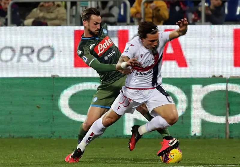 Uno splendido gol di Mertens regala i tre punti ai partenopei che salgono all'ottavo posto.