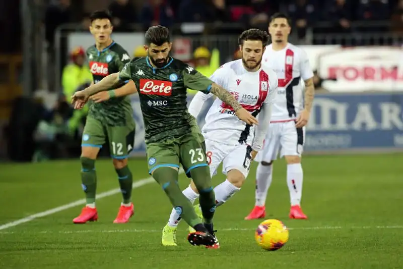 Uno splendido gol di Mertens regala i tre punti ai partenopei che salgono all'ottavo posto.