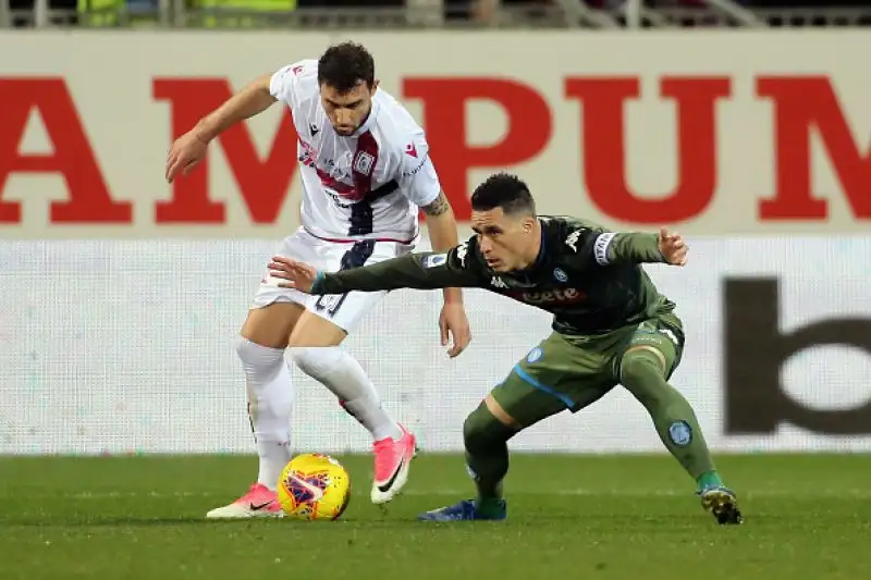 Uno splendido gol di Mertens regala i tre punti ai partenopei che salgono all'ottavo posto.
