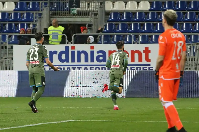 Uno splendido gol di Mertens regala i tre punti ai partenopei che salgono all'ottavo posto.