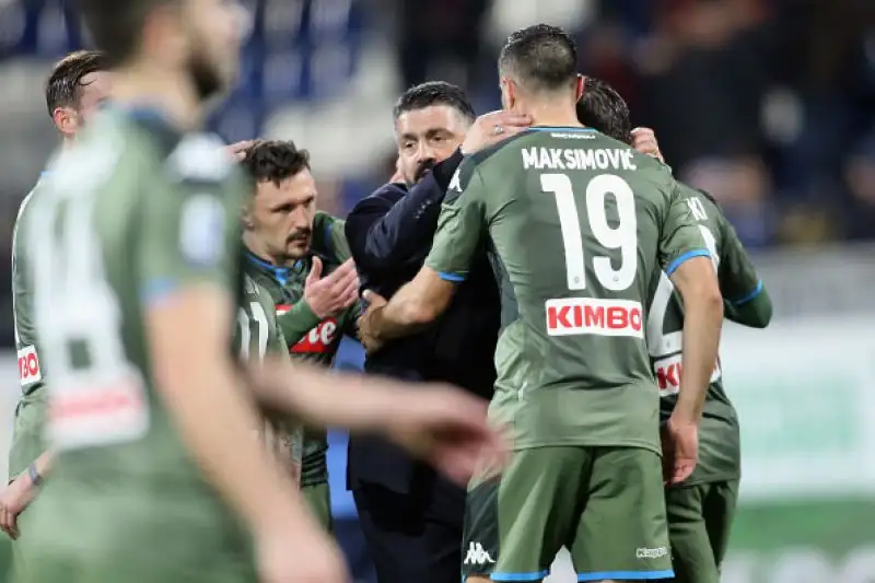 Uno splendido gol di Mertens regala i tre punti ai partenopei che salgono all'ottavo posto.