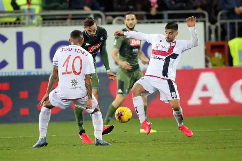 Uno splendido gol di Mertens regala i tre punti ai partenopei che salgono all'ottavo posto.