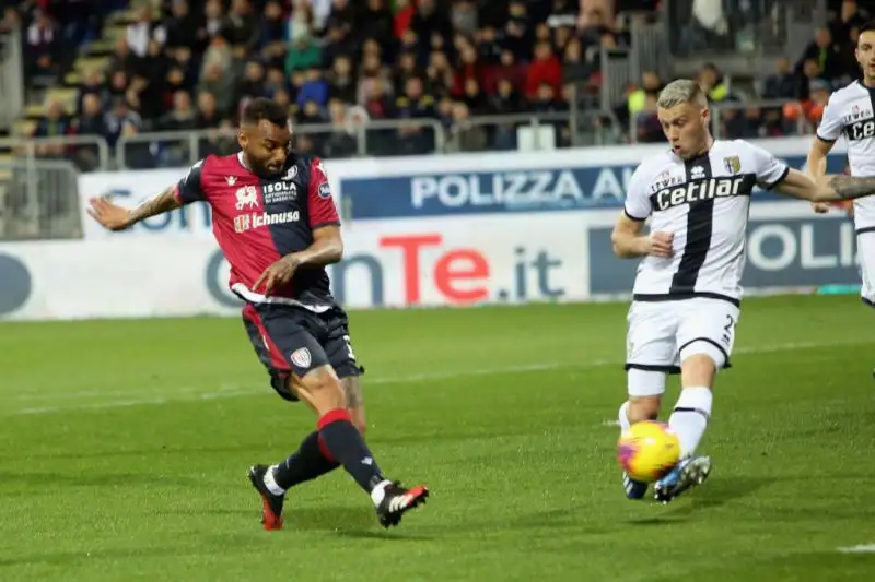 Botta e risposta tra le due squadre, al vantaggio di Joao Pedro ha risposto Kucka, a quello di Simeone il danese Cornelius nei minuti di recupero.