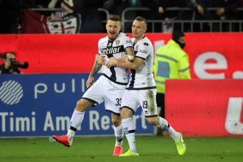 Botta e risposta tra le due squadre, al vantaggio di Joao Pedro ha risposto Kucka, a quello di Simeone il danese Cornelius nei minuti di recupero.