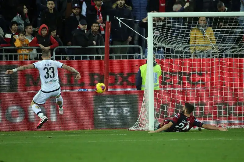 Botta e risposta tra le due squadre, al vantaggio di Joao Pedro ha risposto Kucka, a quello di Simeone il danese Cornelius nei minuti di recupero.